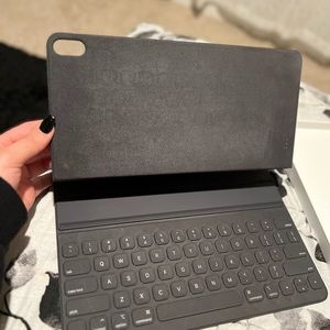 Im selling this iPad keyboard